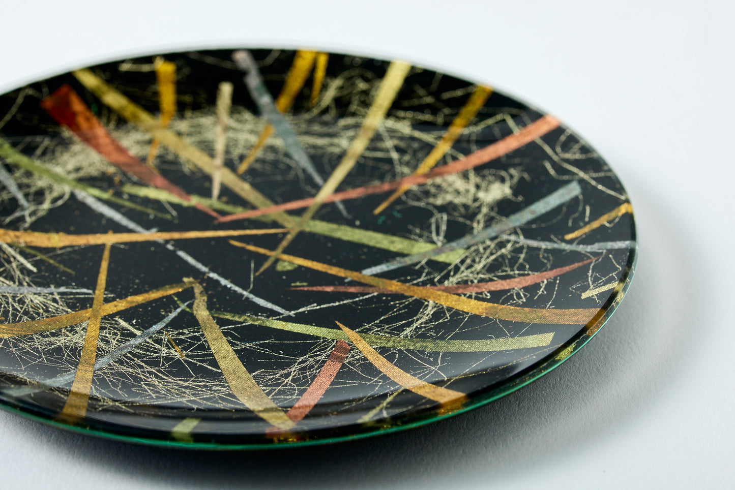 Cut Gold Leaf Glass Kawariyakibakuwa Kuroji "変り焼き箔輪黒地" Round Plate