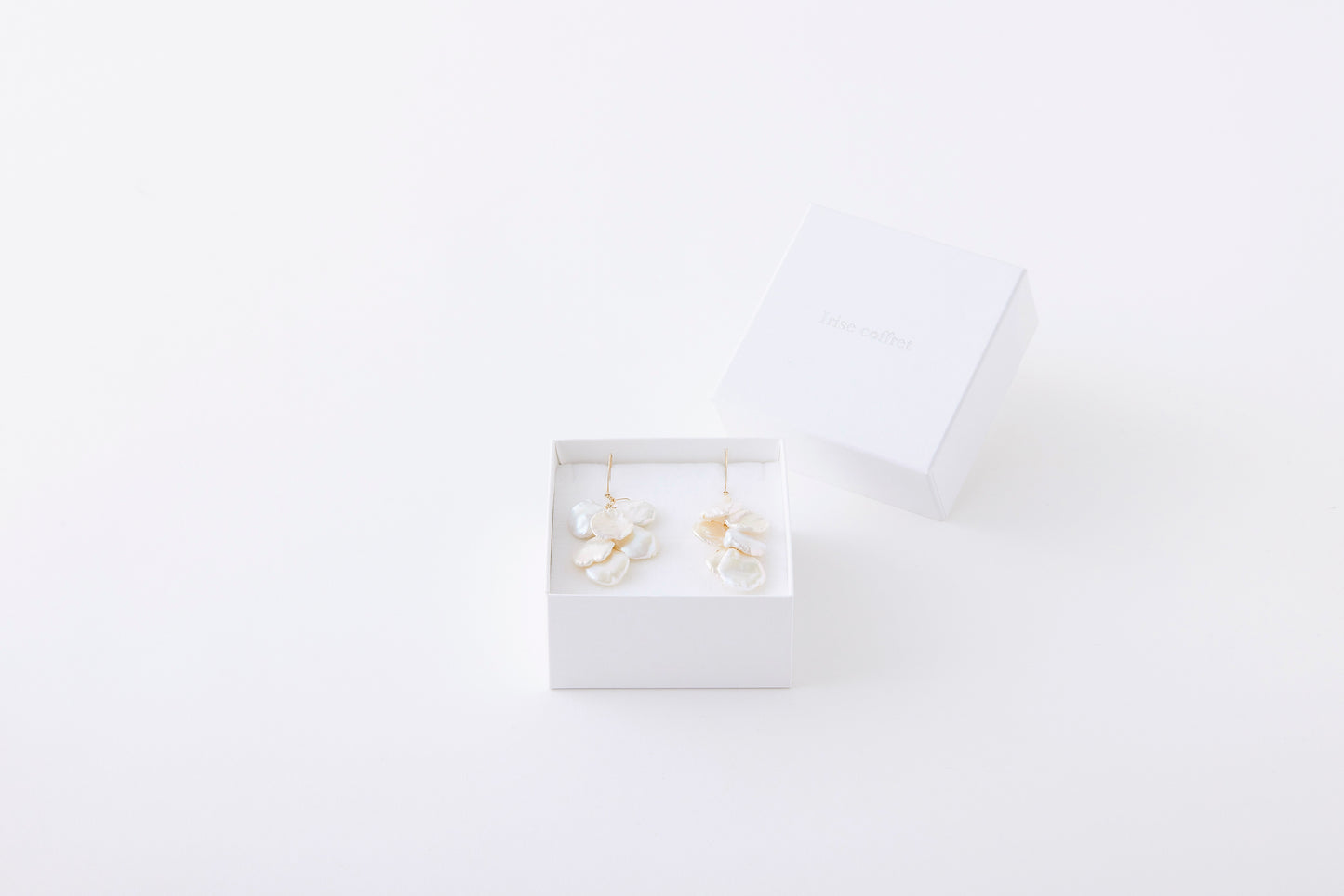 [ noble ] Petal Pearl Pierced Earrings